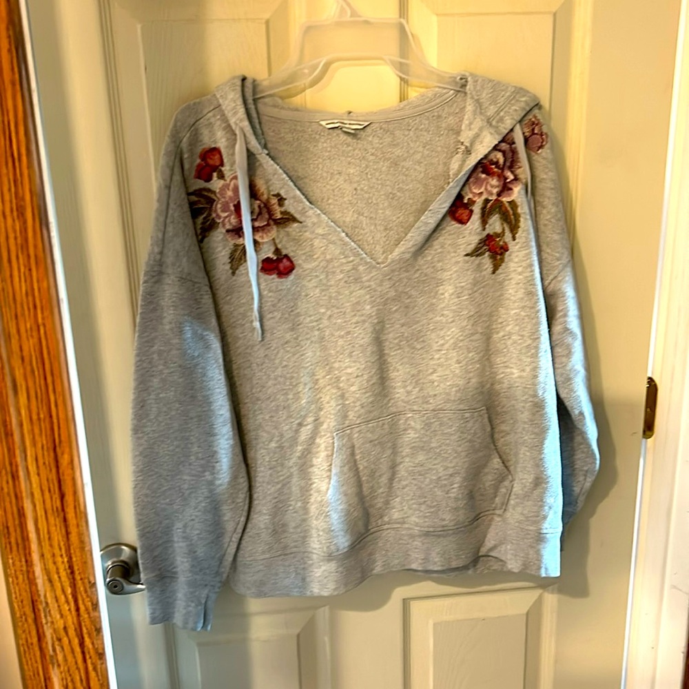 Light grey v-neck sweatshirt/ sweater with hood